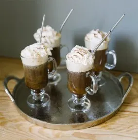 Iona irlantilainen kahvisetti 8 osaa 4 lasia ja 4 olkea ruostumatonta terästä