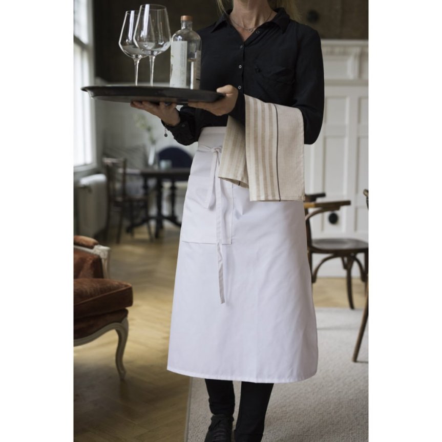 Valkoinen rintaliina taskulla