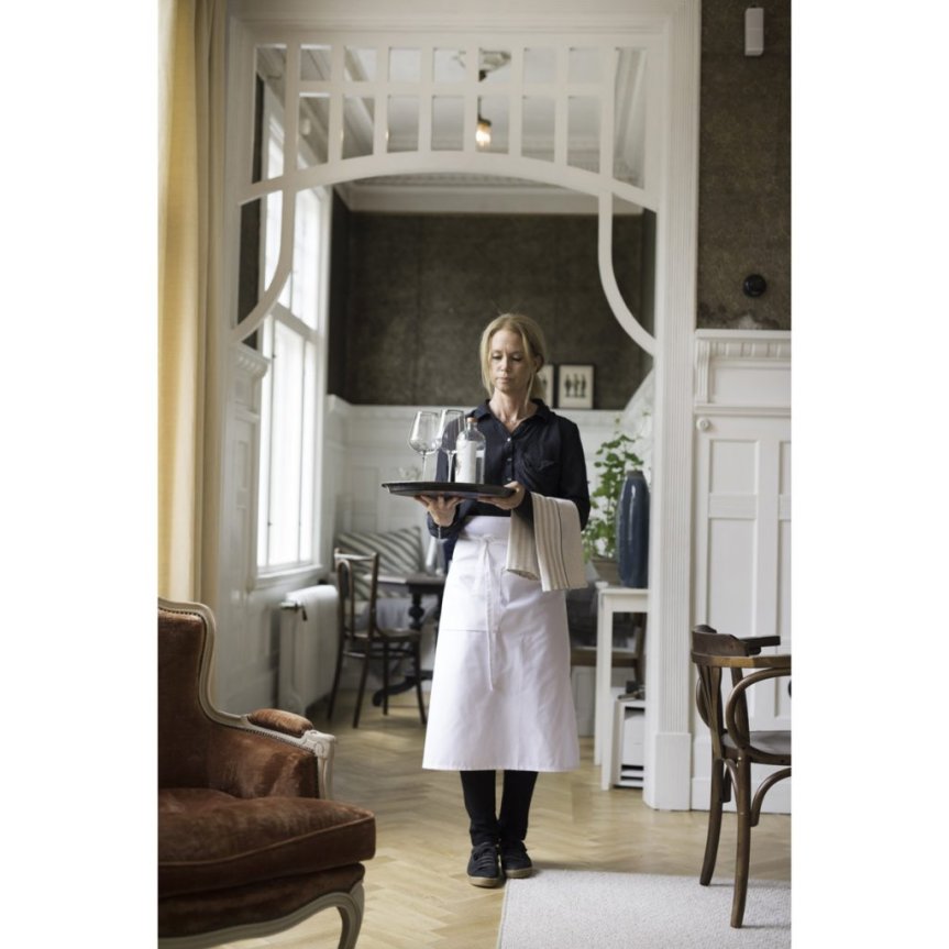 Valkoinen rintaliina taskulla