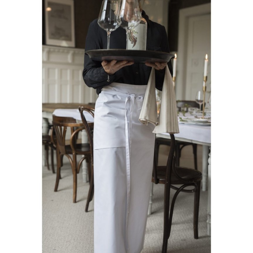 Valkoinen rintaliina taskulla