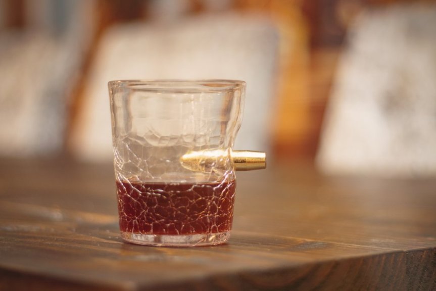 Lasi lävistetyllä luodilla