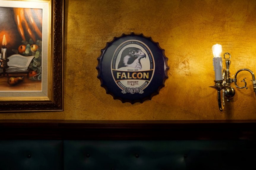 Väggskylt i metall Falcon