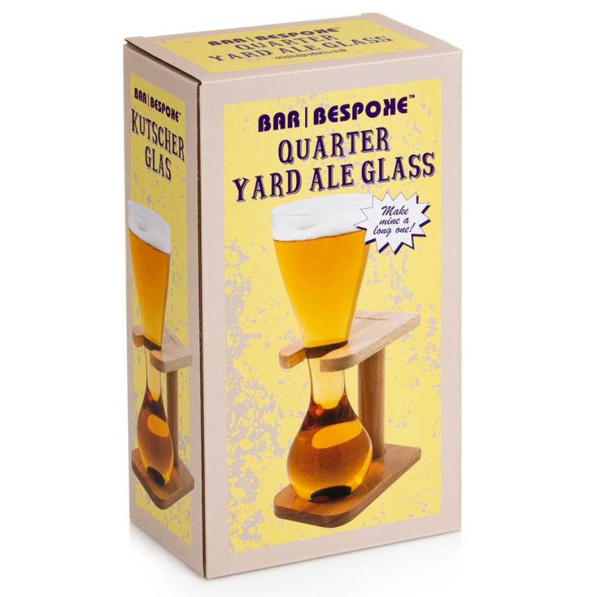 Zoomaa kuva kohteesta Quarter Yard Beer -olutlasi puutelineessä